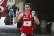Adrián Acevedo festeja el triunfo conseguido en la Media Maratón Burgos Bulevar-Raúl G. Ochoa