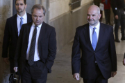 El expresidente de la Junta de Andalucía, Manuel Chaves (a la derecha), a su llegada al juzgado de instrucción número 6 de Sevilla para prestar declaración ante el juez Álvaro Martín por el caso de los ERE.-EFE / JOSÉ MANUEL VIDAL