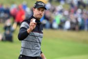 Henrik Stenson saluda al púbico tras lograr uno de sus birdies en la última jornada.-FACUNDO ARRIZABALAGA