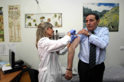 El consejero de Sanidad, Antonio Sáez, se vacuna frente a la gripe-Ical