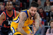 Tyler Honeycutt, en primer término, en un partido de Euroliga contra el Baskonia.-ADRIAN RUIZ DE HIERRO
