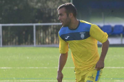 Lobera conduce el balón durante un partido.-SANTI OTERO