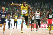 Usain Bolt culmina el relevo 4x100 de Jamaica con una victoria.-EFE/SRDJAN SUKI