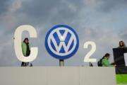 Activistas de Greenpeace en una acción de protesta en la entrada de la sede central de Volkswagen en Wolfsburg en Alemania.-AFP / PETER STEFFEN