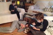 Tres niños de distintas edades se entretienen con dispositivos móviles.-ISRAEL L. MURILLO
