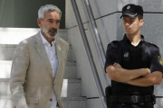 Imanol Arias saliendo de la Audiencia Nacional, el pasado 29 de junio.-JUAN MANUEL PRATS