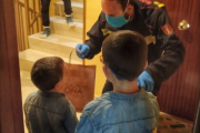 Los voluntarios llevaron a los niños un diploma por su buena labor al quedarse en casa, pinturas y golosinas. ECB