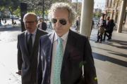 Ildelfonso Falcones, en noviembre del 2015, llegando a los juzgados de Barcelona.-/ FERRAN NADEU