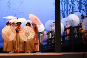 El montaje de ‘Madama Butterfly’ recrea el puerto de Nagasaki donde se conocen y se enamoran los dos protagonistas de la obra de Puccini.-