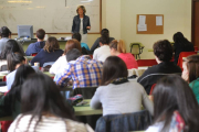 Una docente imparte clase en Relaciones Laborales.-ISRAEL L. MURILLO
