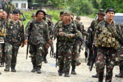 Soldados filipinos cerca de la ciudad de Marawi.-
