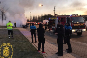 Los bomberos trabajan para sofocar el fuego mientras la Policía Local cortaba el tráfico. ECB