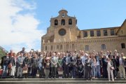 Los asistentes posaron en una foto de familia en las escalinatas de San Salvador de Oña.-G. G.