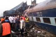 Equipos de rescate trabajan para recuperar supervivientes en el tren siniestrado cerca de Pukhrayan, en el distrito indio de Kanpur, hoy.-AFP