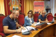 Javier Ajenjo firma el convenio con  la alcaldesa, Raquel González.-L. V.