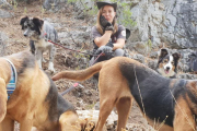 Judith Rasines, ayer, junto a los perros durante la última batida en la sierra de Alhaurín de la Torre.-ECB