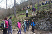 Un grupo de jóvenes durante una visita al antiguo batán de Vizcarraya.-ECB