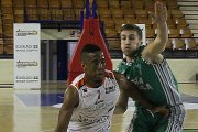 Hearst supera a Lafuente en el partido que enfrentó al Araberri y al Huesca.-LEIRE ARBERAS / FEB