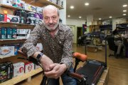 Javier Hernando en la tienda física donde se pueden adquirir productos nuevos y seminuevos generados por devoluciones de compra on line. TOMÁS ALONSO