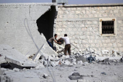Civiles sacan sus pertenencias de su vivienda bombardeada en una localidad de los alrededores de Alepo.-KHALIL ASHAWI / REUTERS