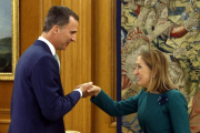 El rey Felipe recibe a la nueva presidenta de la Mesa del Congreso, Ana Pastor, en la Zarzuela.-EFE / ÁNGEL DÍAZ