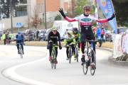 Ángel Fuentes (Baqué BH) alza los brazos en señal de triunfo en la meta de la XII edición de la Carrera del Pavo-Israel L. Murillo