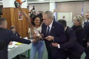 Momento en el que la activista de Femen se encara con el presidente de chequia, Milos Zeman.-/ AP / HYENA BERAN