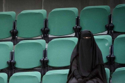 Una mujer con niqab, en la zona destinada al público de la Cámara de Representantes de La Haya, en noviembre del 2016.-EFE (BART MAAT)