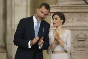 Los reyes durante la ceremonia de imposición de condecoraciones de la Orden del Mérito Civil que se celebra en el Palacio Real, en el aniversario de la proclamación de Felipe VI.-Foto: EFE/ JUAN CARLOS HIDALGO