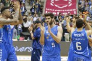 Varios jugadores del San Pablo aplauden al público después de un encuentro en el Coliseum.-SANTI OTERO