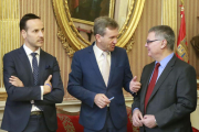 Félix Sancho (CB Miraflores), Javier Lacalle (alcalde) yFranciscoRoca (ACB) charlan durante un encuentro.-RAÚL OCHOA