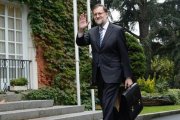 Rajoy, en la entrada del palacio de la Moncloa.-JUAN MANUEL PRATS
