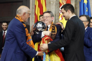 Juan Roig, propietario del club, y Rafa Martínez, capitán del equipo, ofrecen el trofeo a Ximo Puig, presidente de la Generalitat valenciana-EFE / KAI FORSTERLING