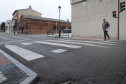 Imagen de un paso elevado de peatones en el barrio de San Pedro de laFuente.-ISRAEL L. MURILLO