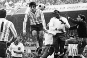 El vuelo de Panadero Díaz, en la final de la Copa Libertadores ante el macional de Montevideo.-EL PERIÓDICO