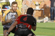 Álvaro González llega al punto de encuentro con un rival.-SANTI OTERO