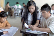 Dos alumnos atienden a las explicaciones de una profesora en Nopoki.-ONGD PERSONA SOLIDARIDAD