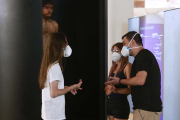 Una pareja de turistas atiende la explicación en la sala de los homínidos. R.G.O.