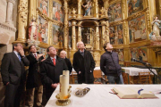 Enrique Saiz (segundo por la izquierda), durante su visita a la iglesia de Aguilar de Bureba en compañía de las autoridades locales y provinciales.-G.G.
