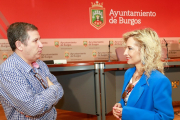 El presidente de la Hermandad de Peñas, José Manuel Carbonell, con la edil de Festejos, Blanca Carpintero. TOMÁS ALONSO