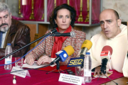 La consejera durante la presentación de ayer, acompañada del alcalde de la localidad (izq) y el promotor del Jubileo en la provincia de Hispania, Xavier Gómez.-ICAL