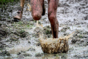 Detalle del paso de uno de los participantes en la 75 edición del Cross Internacional Juan Muguerza.-EFE / JAVIER ETXEZARRETA (EFE)