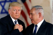 Trump y Netanyahu estrechan sus manos durante un encuentro en Jerusalén.-/ RONEN ZVULUN