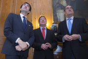 Juan Carlos Suárez-Quiñones, César Rico junto a Baudilio Fernández-Mardomingo antes de firmar el convenio.-RAÚL G. OCHOA