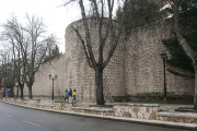 La muralla de Burgos a la altura del paseo de Los Cubos.-RAÚL G. OCHOA