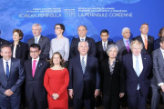 Una veintena de paises decide aumentar la vigilancia marítima para presionar a Corea del Norte Los ministros de Exteriores de una veintena de países, entre ellos los de Corea del Sur y Estados Unidos, posan para la foto de familia antes de la cumbre sobre-EFE