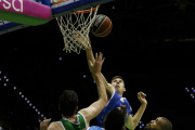 Cancar gana la partida bajo los aros en un lance del partido de ayer.-ACB PHOTO / F. RUSO
