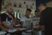 Perugia celebra una cena a base de pasta a la amatriciana para recaudar fondos para las víctimas del terremoto en Italia.-ATLAS