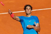 Nadal lanza una de sus muñequeras al público de la Caja Mágica tras derrotar a Dimitrov.-Foto: EFE / JUANJO MARTÍN