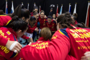 Las Guerreras se animan antes de empezar a jugar.-EUROPA PRESS